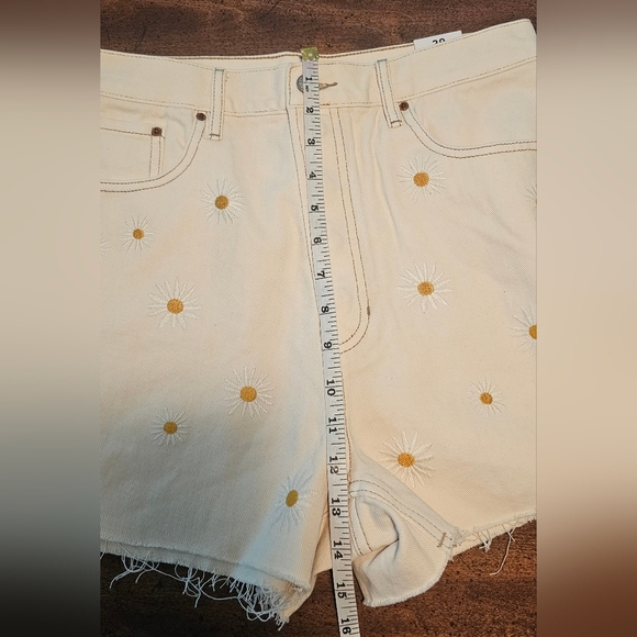 PacSun Daisy Embroidered Ultra High Waisted Vintage Denim ShortsSize 29 NWT - Picture 14 of 16